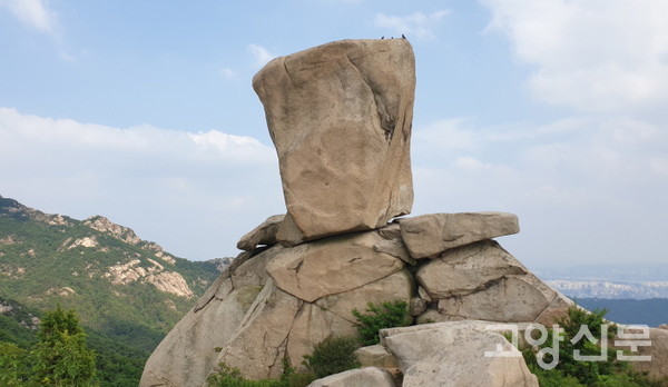 비봉능선에 우뚝 솟은 사모바위. 학자들은 이곳에서 통일신라시대부터 산천제사가 열렸을 것이라고 말한다. [사진제공=유영종]