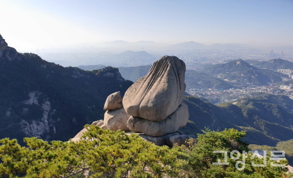 문수봉 인근에 있는 바위. 기도하는 손 모양을 하고 있어 신비로운 영감을 전한다. [사진제공=유영종]