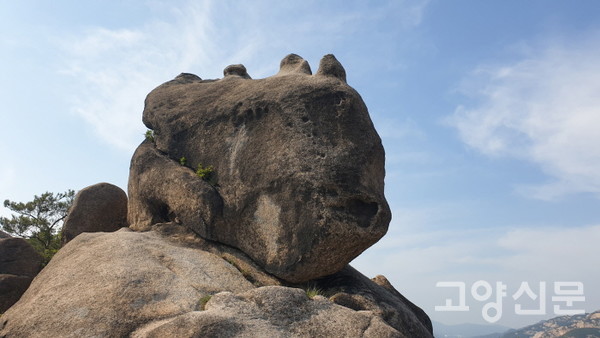 기묘한 형태의 바위에 그려진 십자가. 장엄한 자연을 숭앙하는 심성은 제도 종교의 경계를 초월한다. 하지만 자연을 훼손하는 행위는 금물. 누군가가 열심히 지웠지만 흔적이 남고 말았다. [사진제공=유영종]