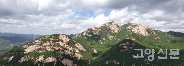 의상봉에서 바라본 백운봉과 만경대, 노적봉.  [사진제공=유영종]