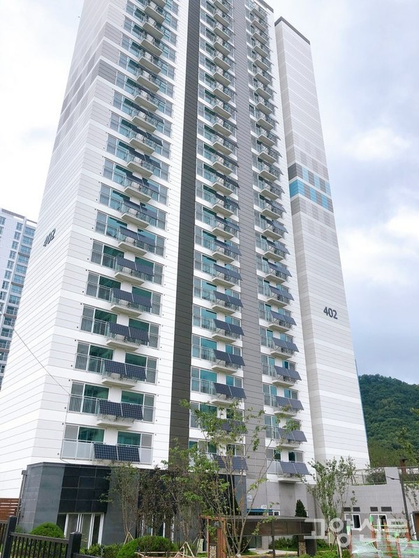 국내 최초로 세대 전체 배란다에 태양광 패널을 설치한 향동 공공주택단지