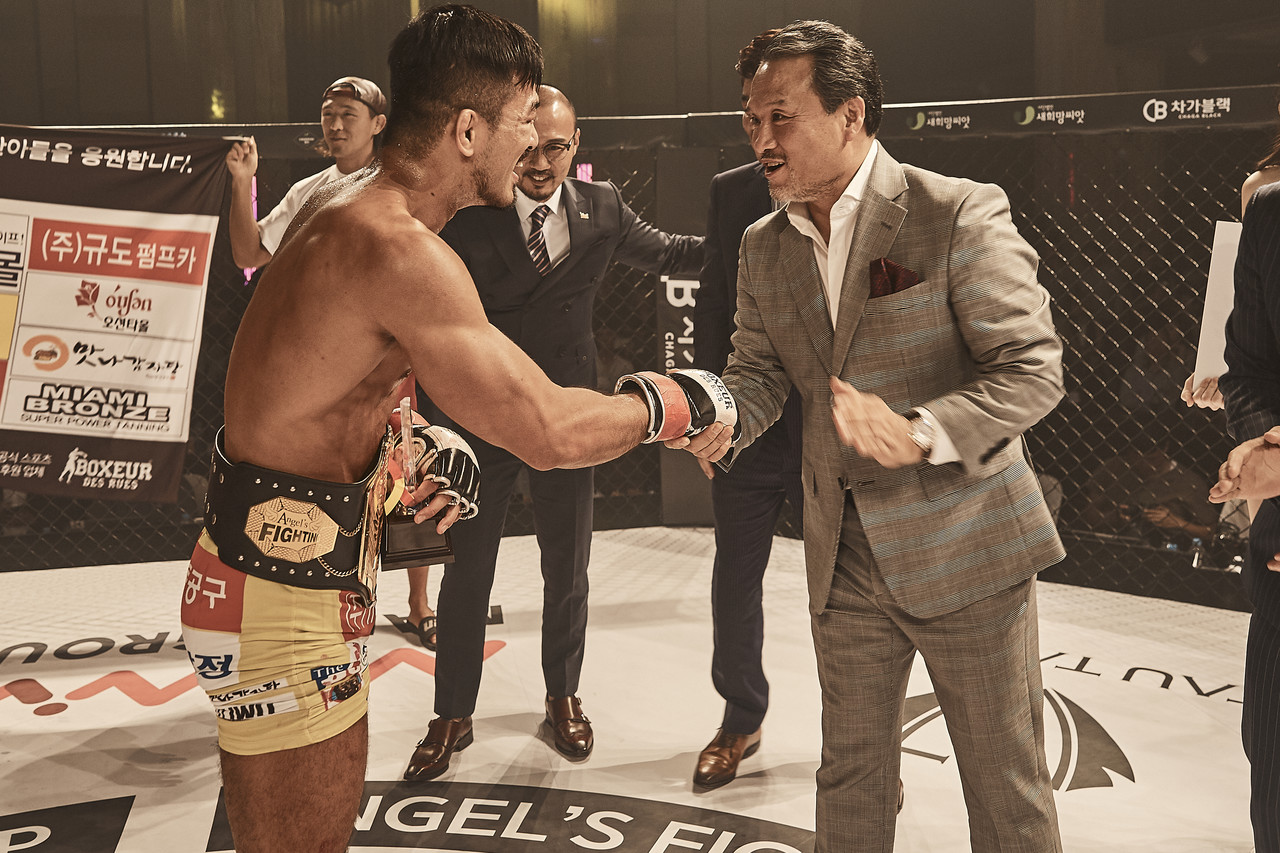 이일준 대양산업개발 회장은 희귀 난치병 환아 들을 돕기 위해 오는 1월 15일 서울 신도림 테크노마트 특설 케이지에서 ‘미녀와 야수’라는 타이틀로 열리는 격투기 대회인 AFC(엔젤스 파이팅)를 주도적으로 지원하고 있다. 사진은 지난 대회 때의 이 회장  모습. 