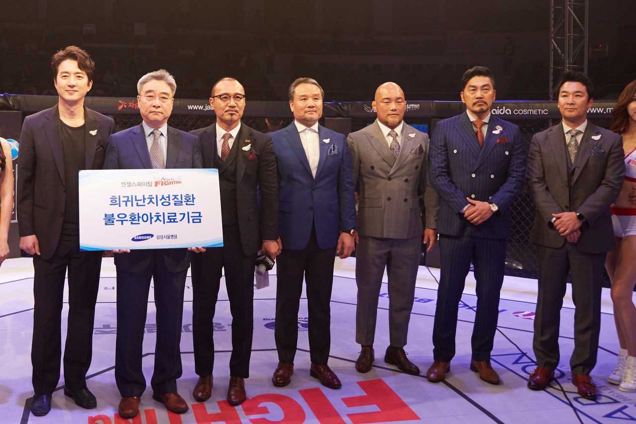 왼쪽에서 네번째가 이일준 대양산업개발 회장. 배우 정준호, 김영호, 이창훈씨의 모습도 보인다.