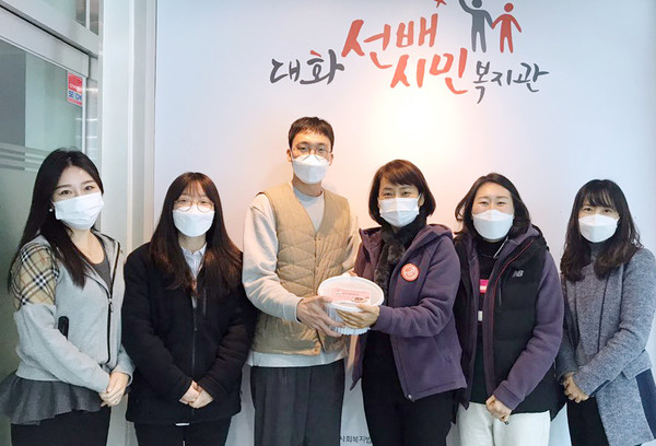 일산노인종합복지관이 대화노인복지관에 팥죽을 전달하고 있다.