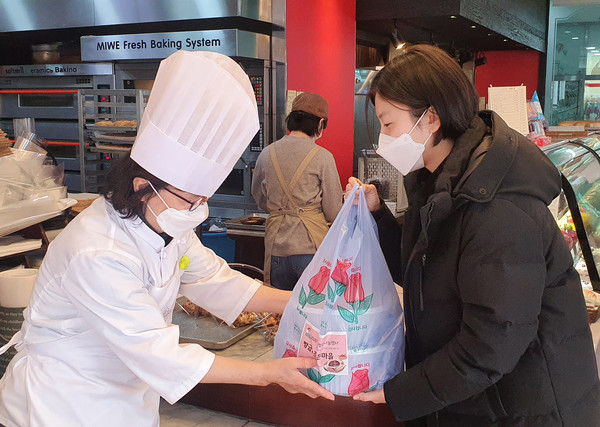 '빵굽는 작은 마을'에 팥죽을  전달하는 일산노인복지관 관계자