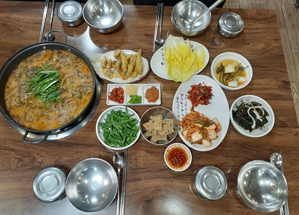 추어정식으로 추어탕과는  색다른 메뉴를 맛 볼 수 있다.