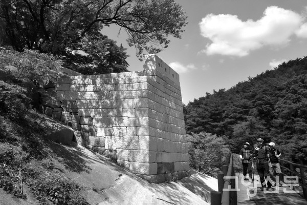 정비 복원된 외성 수문의 돈대. 북한산성에는 계곡탐방로 입구 외성과 중성문 바로 옆 반대편 계곡 부위에 2곳의 수문이 있었다. 그중 최근 탐방로 계곡입구 외성의 수문 우측 대서문 방향에 있던 유실된 된 돈대를 복원하였다. [사진=이재용]