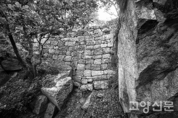 의상능선 구간의 성벽. 능선의 짧은 구간의 곳곳의 작은 협곡에도 큰 바위와 산기슭을 이어 쌓고, 협곡의 습윤한 지역의 배수를 위해 자연석을 이용하여 수구를 만들어 효과적인 배수시설도 확보하고 있다. [사진=이재용]