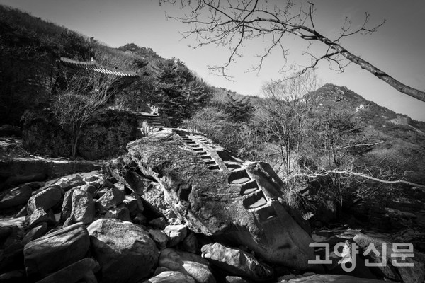 중성문 수문의 흔적. 계곡을 방어하기 위해 수문을 설치했던 흔적이다. 성돌을 올려 고정하기 위해 깎아내 흠 자국이 계단처럼 남아 있다. [사진=이재용]