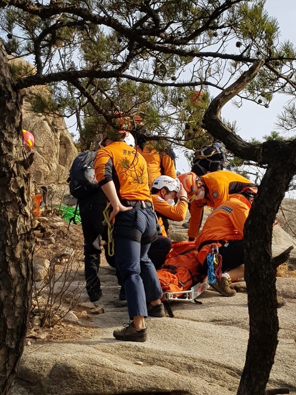 고양소방서 원당 119구조대가 사고 여성을 병원으로 이송하기 위해 구조작업을 펼치고 있다.