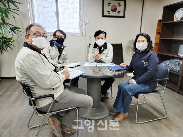 김종국 ㈜장원C&S 대표(우측에서 두 번째)가 “코로나19에 더해 한파가 닥쳐 더 힘든 이웃들에게 작은 온기가 전달되기 바란다”면서 지역 내 어려운 이웃들을 위한 라면, 쌀, 휴지, 연탄, 마스크 등 생활물품과 20명의 학생들에게 장학금도 지원했다. [사진제공 = 바르게살기운동 고양시협의회]