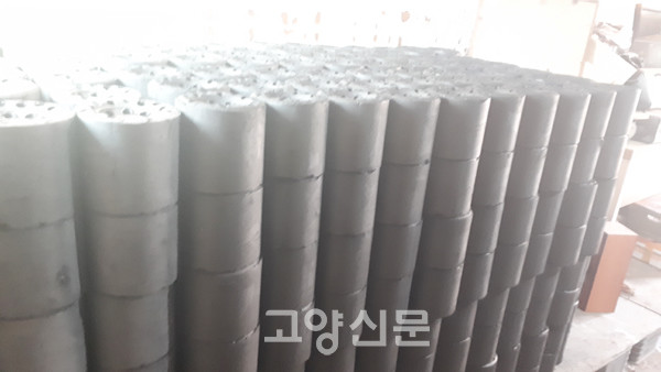 코로나19로 인해 비대면으로 업체를 통해 직접 이웃들에게 전달된 사랑의 연탄.