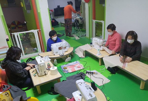 에코백과 앞치마, 분리수거함을 제작하고 있는 대화동 봉사자들.