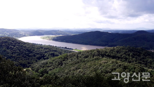 한강 유역 북방의 천연 방어선 역할을 하는 임진강. 삼국시대의 치열한 전선이었을 뿐 아니라, 일부 구간은 오늘날에도 남과 북이 대치하는 군사분계선을 이룬다. 