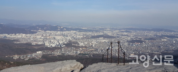 북한산 최고봉인 백운봉에서 바라본 서울. 2000년 전, 백제의 시조 온조왕이 북한산 바위봉우리에서 바라본 모습은 어떤 풍경이었을까. [사진제공 =유영종]