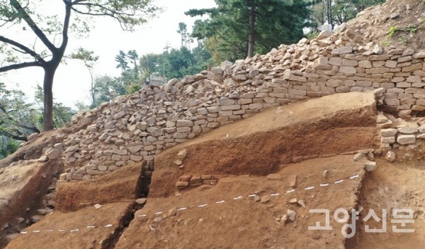 행주산성이 자리한 덕양산 경사면에서 발견된 석축산성의 흔적. 역사의 시계를 과거로 훌쩍 끌어올렸다. 