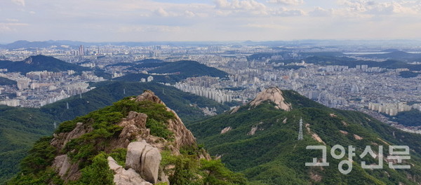 향로봉에서 바라본 서울의 모습. 고구려 신라 백제 고대 3국은 한반도의 패권을 차지하기 위해 북한산이 진산으로 자리하고 있는 한강유역을 차지하기 위한 치열한 경쟁을 펼쳤다. [사진제공=유영종]