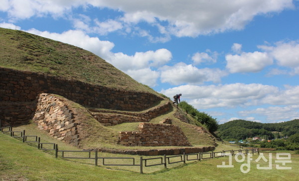 임진강가 언덕에 우뚝 서 있는 연천 호로고루. 사진 뒤편 현무암으로 쌓은 성채는 고구려군이 쌓았고, 앞으로 돌출된 부분은 신라군이 만든 것이다.  