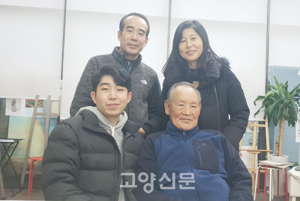 10년째 가족처럼 지내는 (뒷줄 왼쪽부터 시계방향으로)이병호·박순해씨, 고광현 어르신과 이시현군.