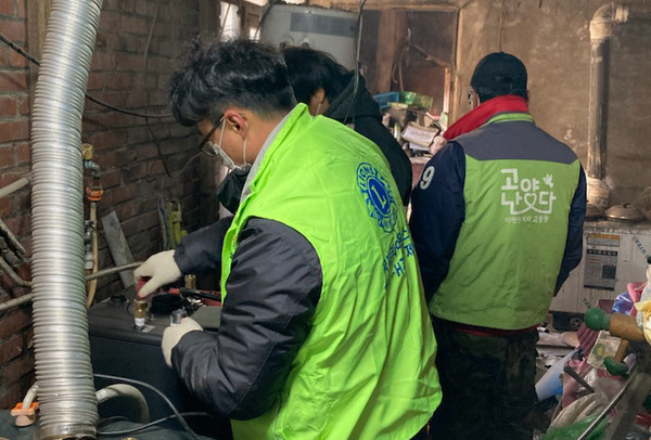 고양벽제라이온스클럽이 보일러를 교체한 2가구에 등유를 지원하고 있다.