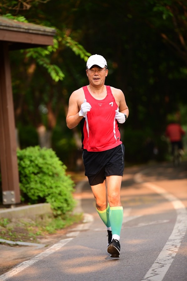 아시아나항공에서 부장으로 근무하던 한승호씨는 코로나로 인해 무급휴직일이 늘어나면서 작년 한 해 무려 4219.5km를 달려 화제가 되고 있다.