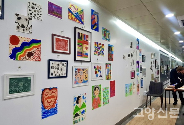 주민 참여 미술 전시가 열리고 있는 화전동 지하보도 모습. [사진제공=화전도시재생현장지원센터]