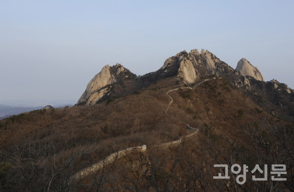 북한산 화강암 봉우리를 두르고 있는 북한산성. [사진=이재용]