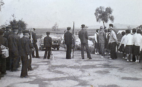 1975년 백신마을 학생회의 섬말다리 정화운동. 한영철 위원장은 깃발들고 있는 학생이 본인이라고 기억하고 있다. 장항1동 마을이야기 본문에 실려 있다.