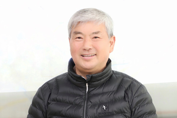 고양시 토박이 한영철 장항1동 주민자치위원장은 축구 마니아다. 그래서 그런지 전체의 팀워크를 우선했다. 그는 "마을의 성장에는 주민간의 화합과 소통이 가장 큰 역할을 한다"고 말한다.