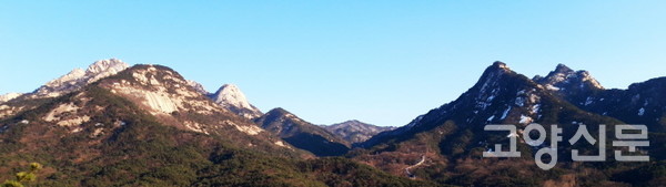 노고산 전망대에서 바라본 원효봉과 의상봉.