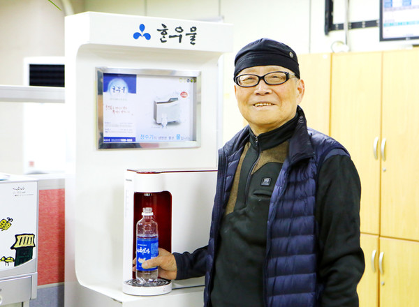 정수기로는 최초로 미국FDA에 의료기기로 등록된 한우물 정수기의 강송식 대표는 “한우물을 한 번 마시기 시작하면 다른 물은 입에 댈 수 없다”고 말했다.