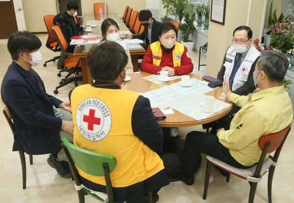 적십자 특별회비를 전달하며 