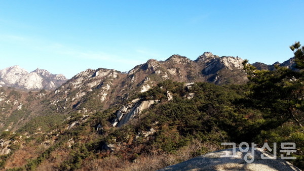 북한산 비봉능선 사모바위에서 바라본 의상능선의 연봉들.