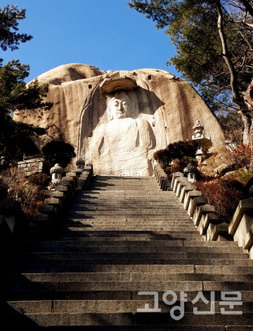 길고 가파른 계단 끝에 천년 가부좌를 튼 석가여래상이 자리하고 있다.