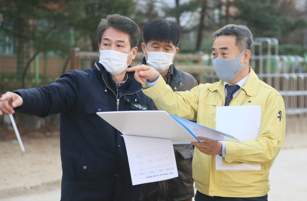 현장을 찾아 공감 행정을 펼치는 김운영 덕양구청장(오른쪽)과 관계 공무원들.