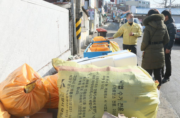 주민들과 만나 소통을 하고 현장 의견청취를 하는 덕양구.