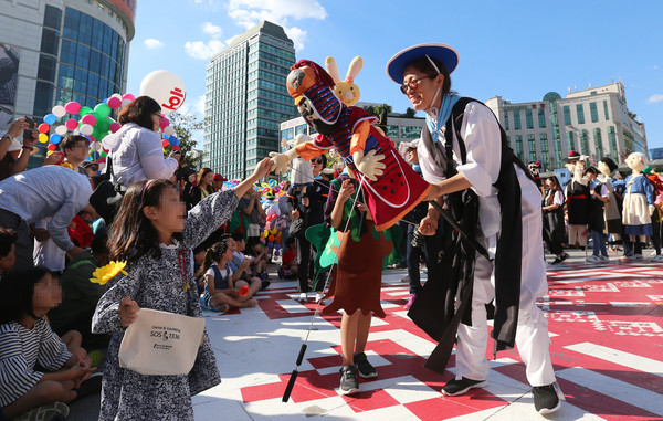 지난 2018년 있었던 행주문화제. 권율장군 캐릭터가 시민들과 함께 하고 있다.