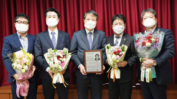 김진의 일산농협 조합장(가운데)이 ‘함께하는 경기농협 조합장像(상)’에 선정되어 표창을 받았다. 