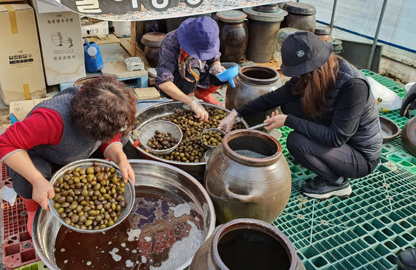  더불어농장에서 주민들이 직접 담근 장류 등으로 꾸러미 선물이 구성됐다. 