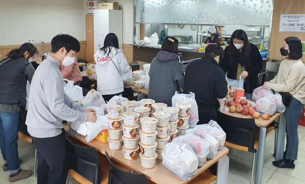 지역사회의 기업들의 후원은 지역사회를 따뜻하게 만들었다.