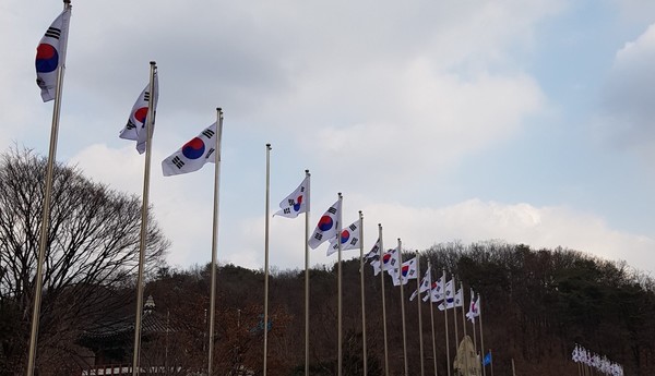 교체 게양된 태극기.