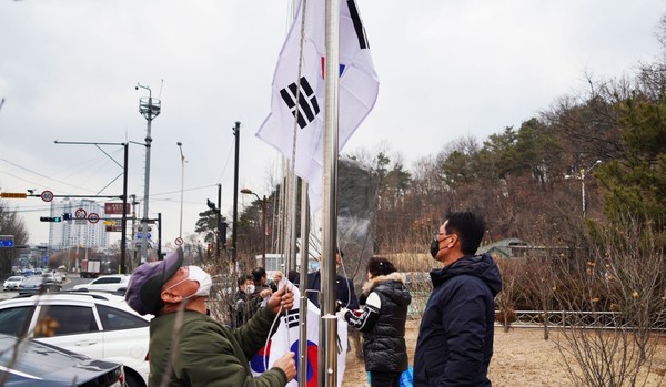 관산동 태극기공원의 노후 국기 등을 새롭게 교체 게양하는 관산동 주민자치위원회.