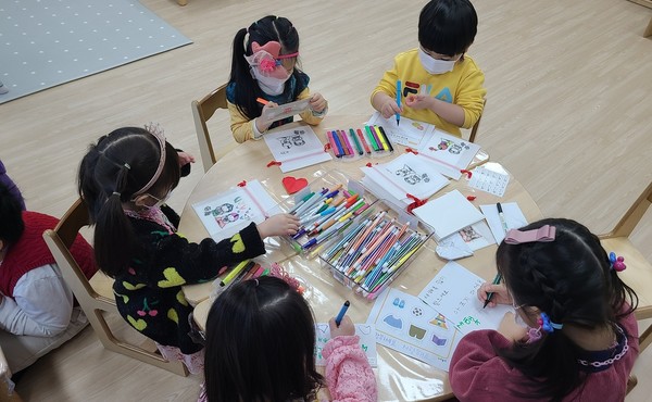 어린이집 아이들은 어르신을 위한 새해인사카드를 만들고 있다.