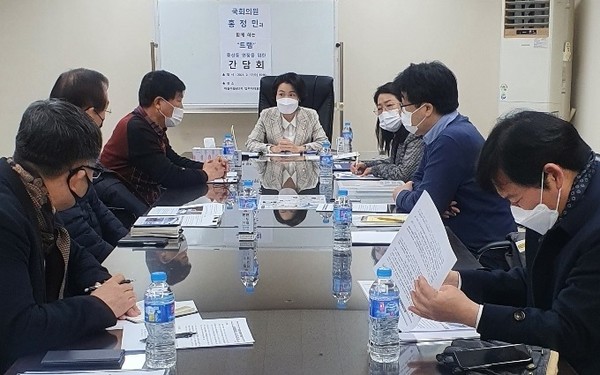 ▲ 17일 홍정민 국회의원과 ‘트램 중산동 연장 대책위원회’ 회원들이 중산동 하늘마을6단지에서 긴급간담회를 가졌다. 