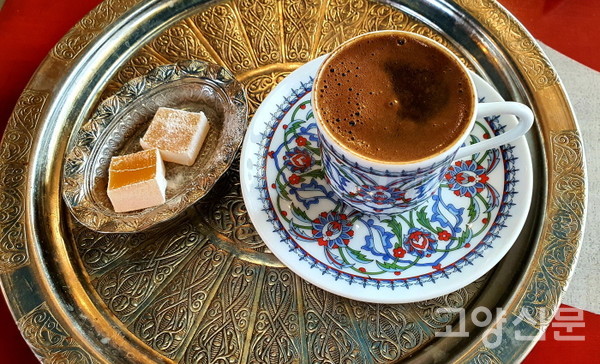 아름다운 잔에 담겨 나오는 터키식 커피