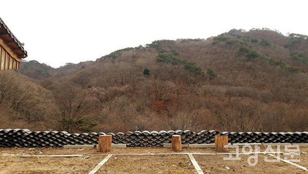 중흥사 마당에서 조망되는 북한산의 푸근한 능선.