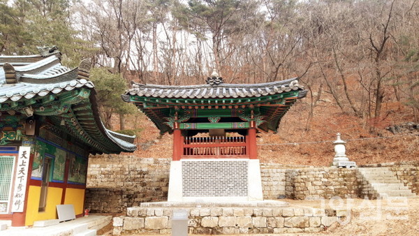 태고사 마당에 자리한 원증국사탑비각. 