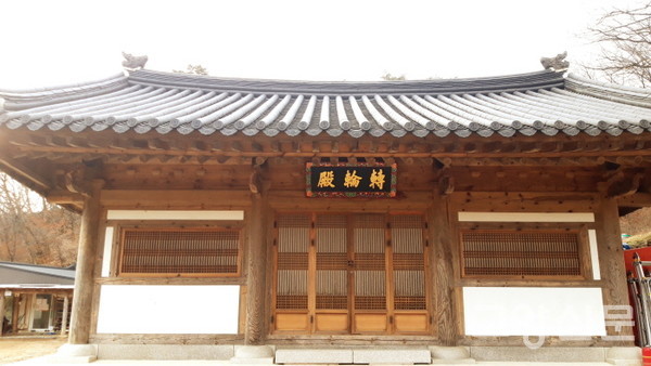 동명스님과의 인터뷰가 진행된 중흥사 전륜전. 