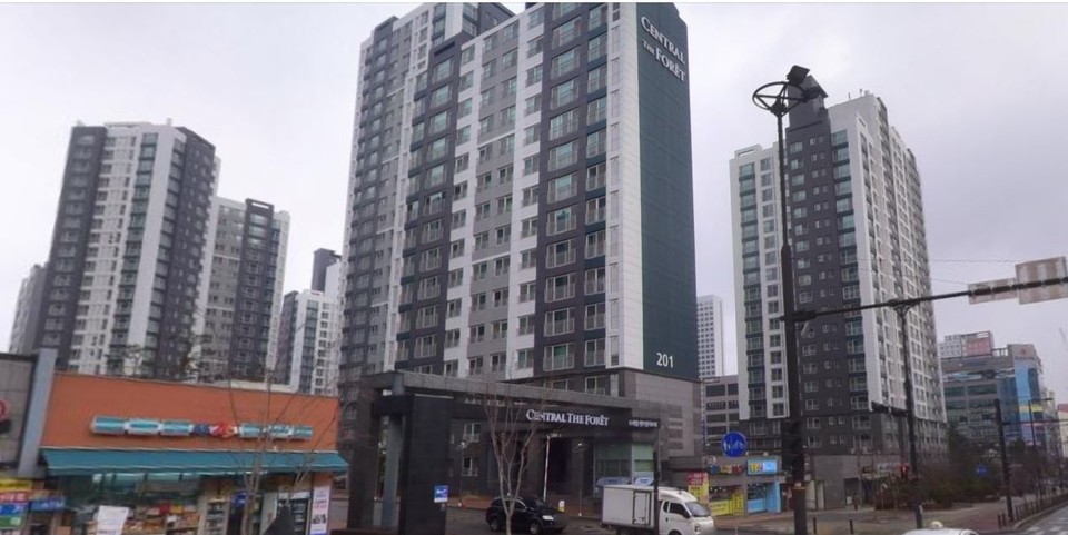 도래울센트럴더포레 33평형 아파트는 이달 1일과 9일에 각각 9억원으로 실거래 됐다.