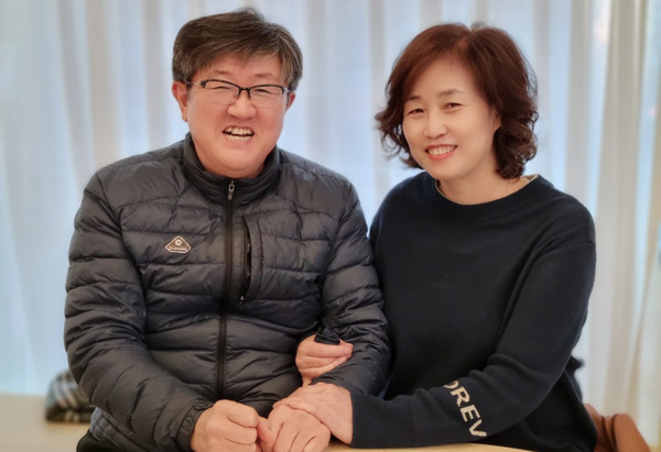 방종모 작가(왼쪽)의 곁에는 항상 아내 김순남씨(오른쪽)가 함께한다. “아내가 없었다면 희망포토를 할 수 없었을 것”이라며 사진도 꼭 함께 찍어달라고 했다. 